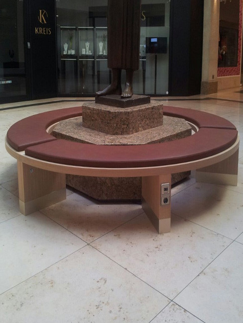 ANDANTE als Rundbank mit Sitzkissen und USB Anschlüssen