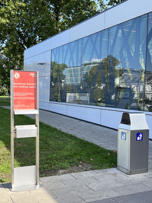 SN-250 Ascher mit Hinweistafel und SN-271 Abfallbehälter mit optionalem Regendach