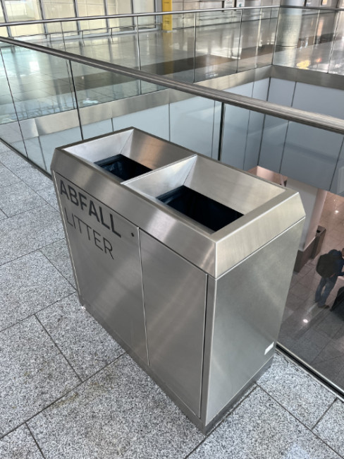 Abfallbehälter mt großen Trichtereinwürfen