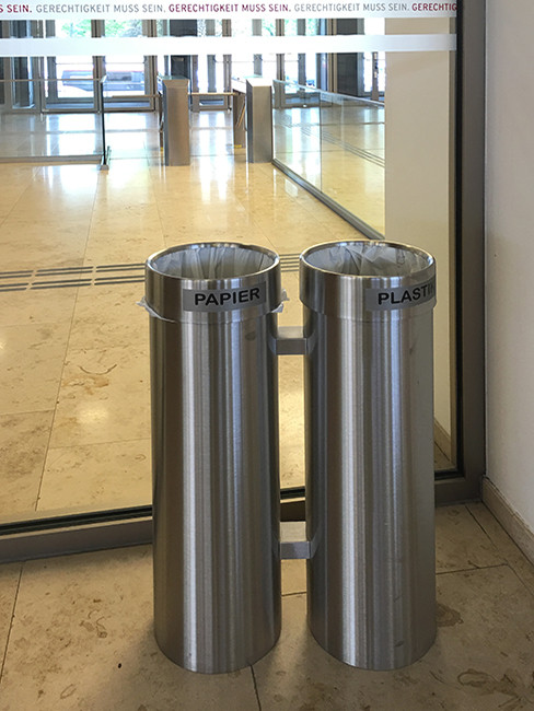 SN-312 Abfalltrennsystem mit 2 Fraktionen gleicher Höhe und in Reihenaufstellung