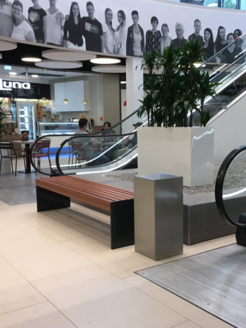 SN-241 mit Sitzbank von LIGNO FACTO VIGIO und Pflanzgefääß von HD-PRODUCTS