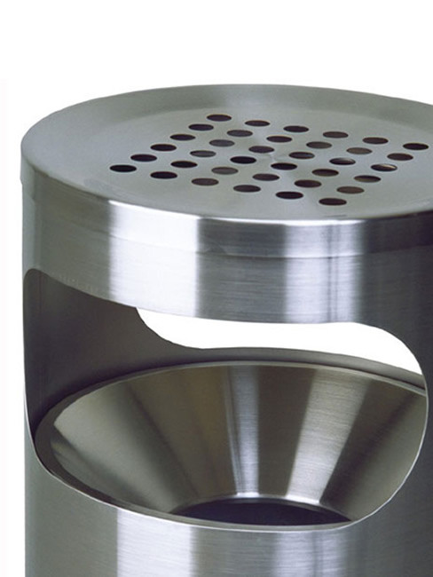 gelochte Ascherabdeckung und optionaler Trichtereinsatz im Abfallbehälter