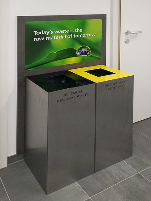 SN-241 Abfallbehälter aus pulverbeschichtetem Stahlblech und FOlienbeschriftung, mit Aufsätzen in Wertstoffarbe Trichteraufsatz
