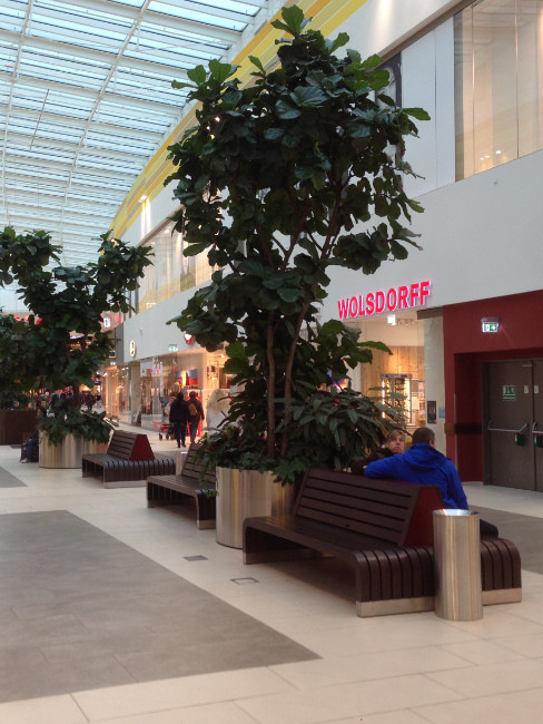 SN-340 Gross-Abfallbehälter mit Pflanzgefüßen SN-650 und Bänken nach Kundenvorgabe