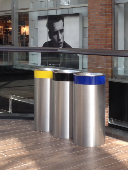 SN-340 Gross-Abfallbehälter mit Farbringen auf Kundenwusch zur Abfalltrennung