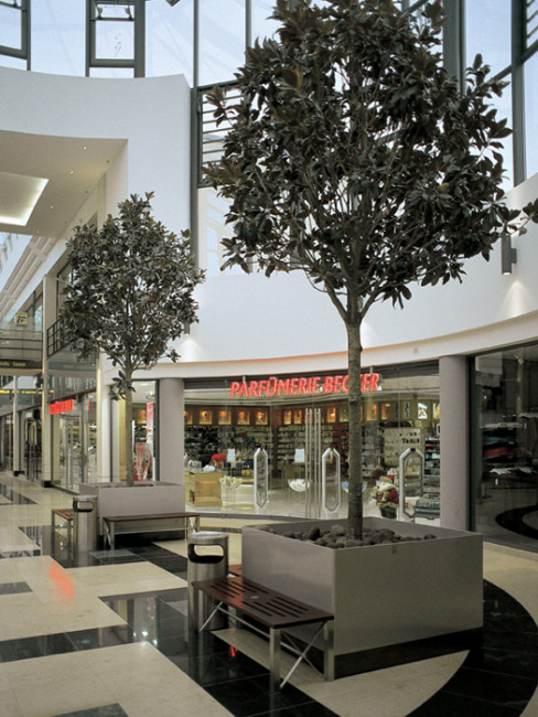 SN-140 Standascher und Abfallbehälter mit Pflanzgefäßen ZONDA und Sitzbank LINEA