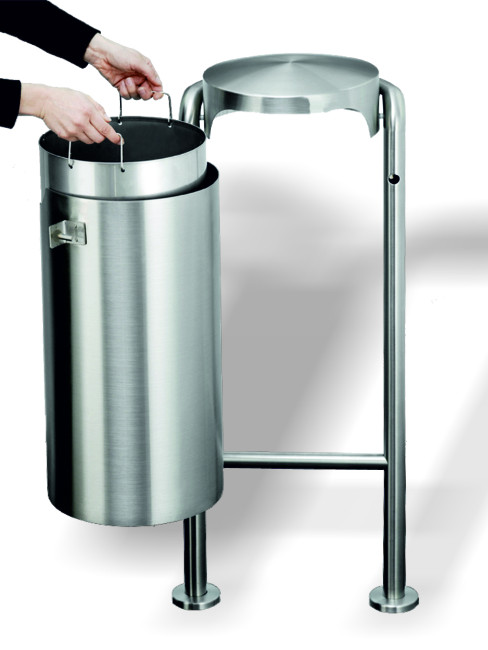 Körper hängt auf zwei Scharnieren