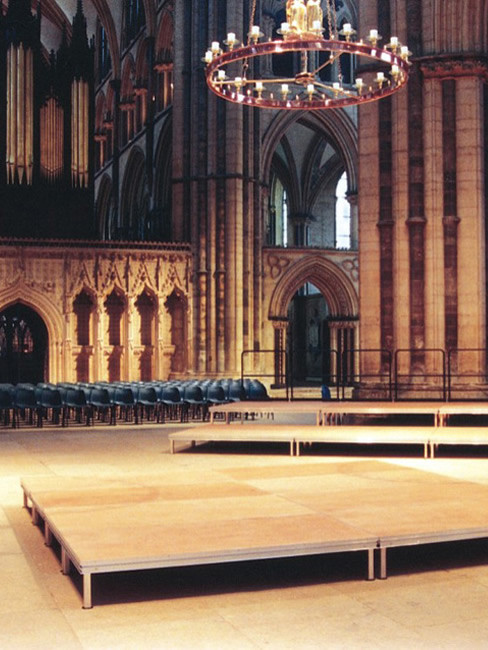 Bühnenpodest mit fixen Steckfüßen für Kirchenmusiker und Chor