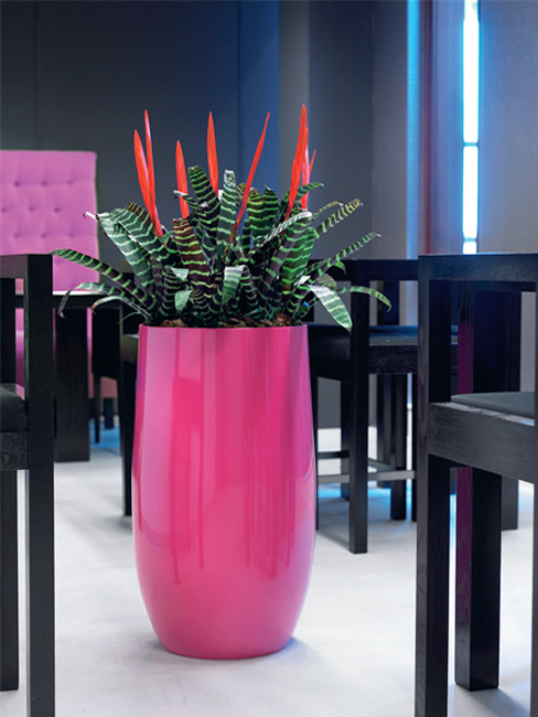 SAMU Pedestal Planter made of polystyrene with cambered  base