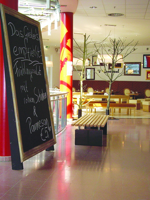 LARCO Sitzbank mit Buchenholzleisten und Granitfuß