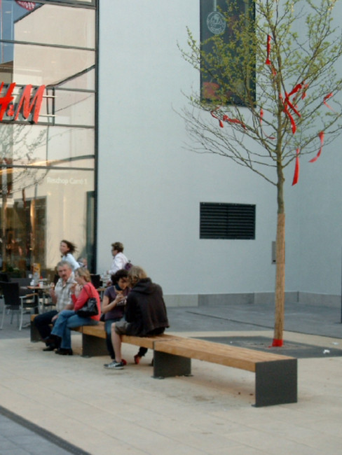 VIGIO Sitzbank als Gruppe mit Stahlwangen und FSC Holzleisten