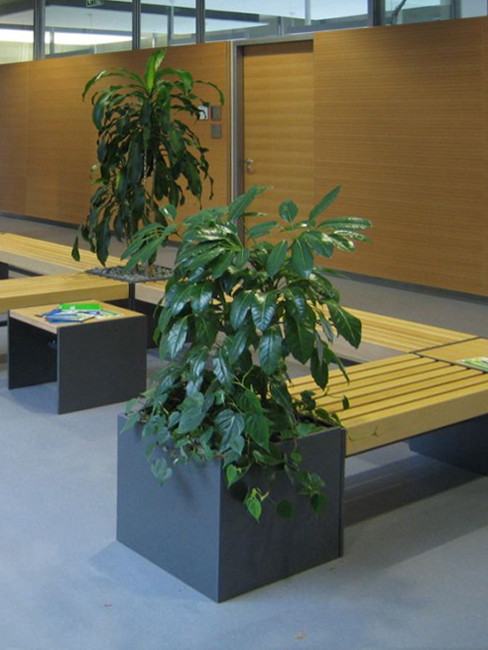 VIGIO bench with solid beechwood slats and steel sides connected with planters