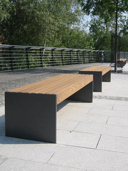 VIGIO Sitzbank mit Stahlwangen und FSC Holzleisten