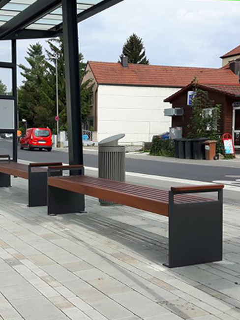 VIGIO Sitzbank mit Stahlwangen und Armlehnen sowie FSC Holzleisten