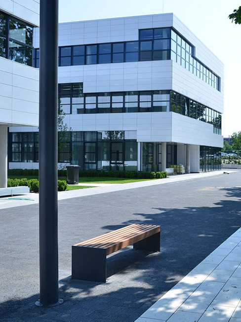 VIGIO Sitzbank mit Stahlwangen und FSC Holzleisten