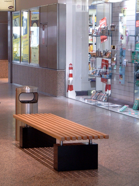 LARCO Sitzbank mit Buchenholzleisten und Granitfuß und Abfallbehälter SN-150