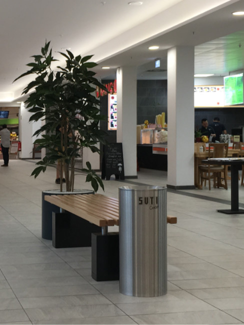 LARCO Sitzbank mit Buchenholzleisten und Granitfuß und Abfallbehälter SN-340 sowie Pflanzgefäß PLANTO