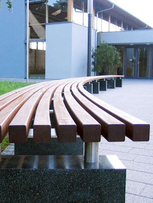 LARCO Sitzbank mit FSC-Holzleisten im Radius geschnitten und Granitfuß