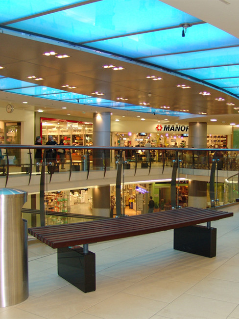 LARCO Sitzbank mit Buchenholzleisten im Radius geschnitten und dunkel lasiert, sowie Granitfuß und Abfallbehälter SN-150