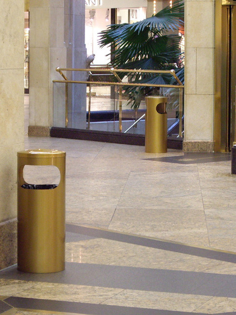 SNH-150 Abfallbehälter in Edelstahl geschliffen und messingfarbig antik gefärbt und klar beschichtet