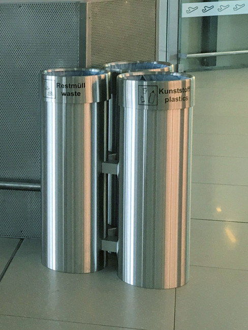 Beschriftung und Piktogramm im Ätzdruck auf   Abfallbeutelring